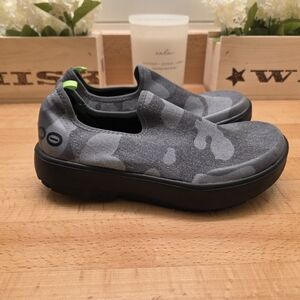 OOFOS OOmg eeZee Low Recovery Shoes Gray Camouflage Womens Size 6